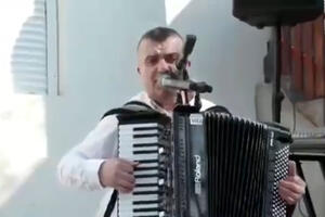 NEMA VIŠE ZABORAVIO SAM KEŠ... Genijalna ideja harmonikaša iz Banja Luke, od sada Željko i ovako prima BAKŠIŠ! (VIDEO)