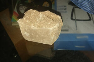 HAPŠENJE NA VOŽDOVCU: Policija mu u stanu na Voždovcu pronašla heroin u kamenu (FOTO)