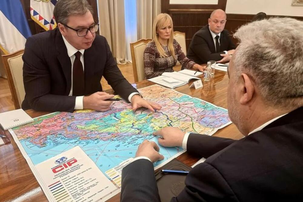 FOTO-DETALJ SA SASTANKA U PREDSEDNIŠTVU: Na stolu mapa! Evo o čemu su razgovarali Vučić i Krivokapić
