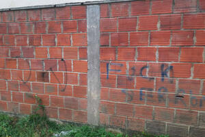 OPET PROVOCIRAJU SRBE: Grafit Albanija i pogrdni naziv za Srbe na zidu kuće u selu Mogila na Kosovu