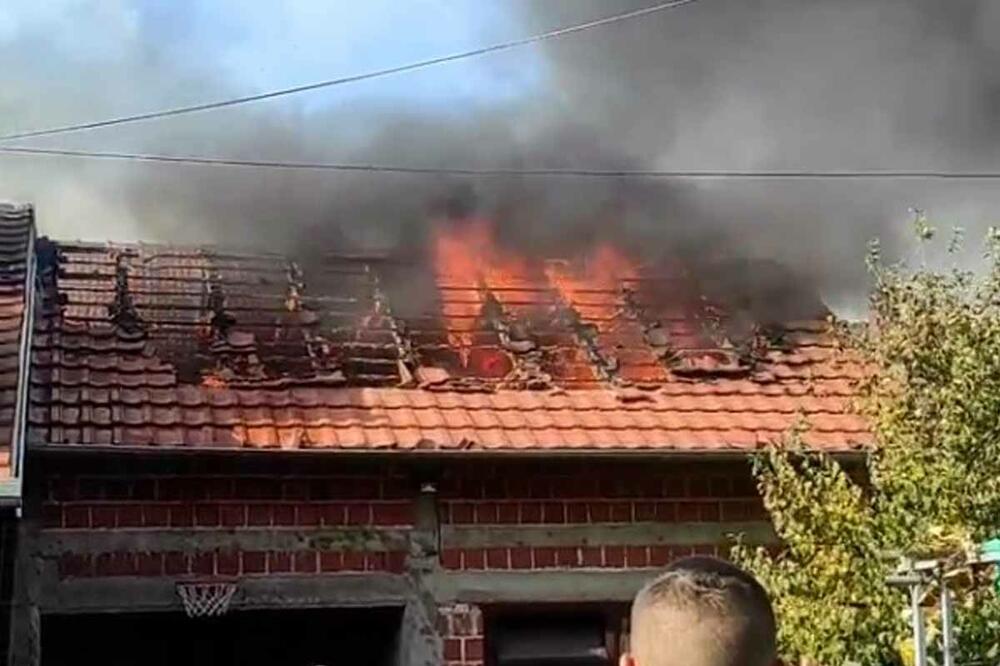 POŽAR U NOVOM SADU: Gori krov kuće u naselju Mali Beograd, vatrogasci stigli na lice mesta (VIDEO)