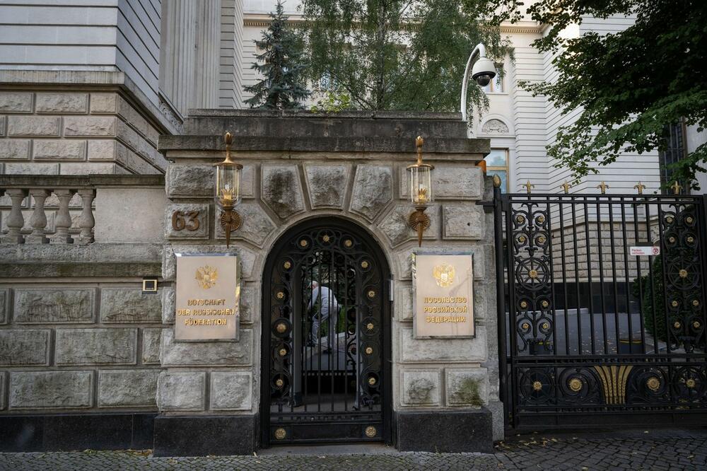 RUSKI DIPLOMATA PRONAĐEN MRTAV U BERLINU: Sumnja se da je pao sa prozora, telo otkriveno u blizini ambasade