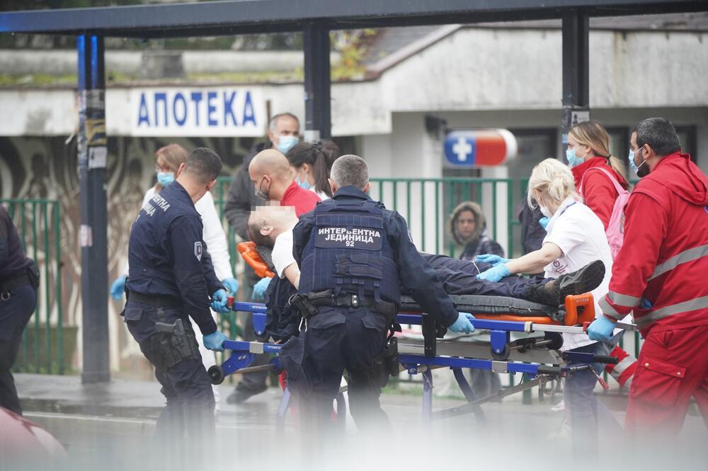 UZNEMIRUJUĆE FOTOGRAFIJE IZBODENOG POLICAJCA: Sa teškim povredama stomaka prebačen u bolnicu! NAPADAČ JE UHAPŠEN!