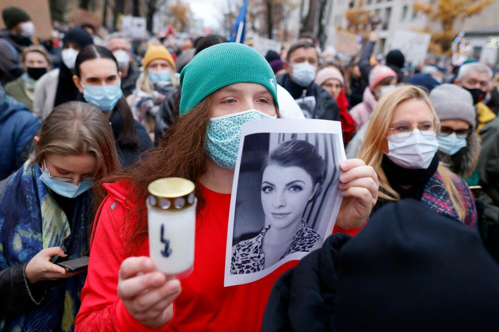 POLJSKE VLASTI NE ODUSTAJU, POSLE PROTESTA JAVNOSTI Legalno je okončati trudnoću kada je ugroženo zdravlje majke