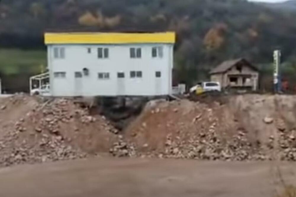 OVU BENZINSKU PUMPU JE SKORO ODNELA BUJICA: Nabujala reka već dva dana preti objektima u blizini VIDEO