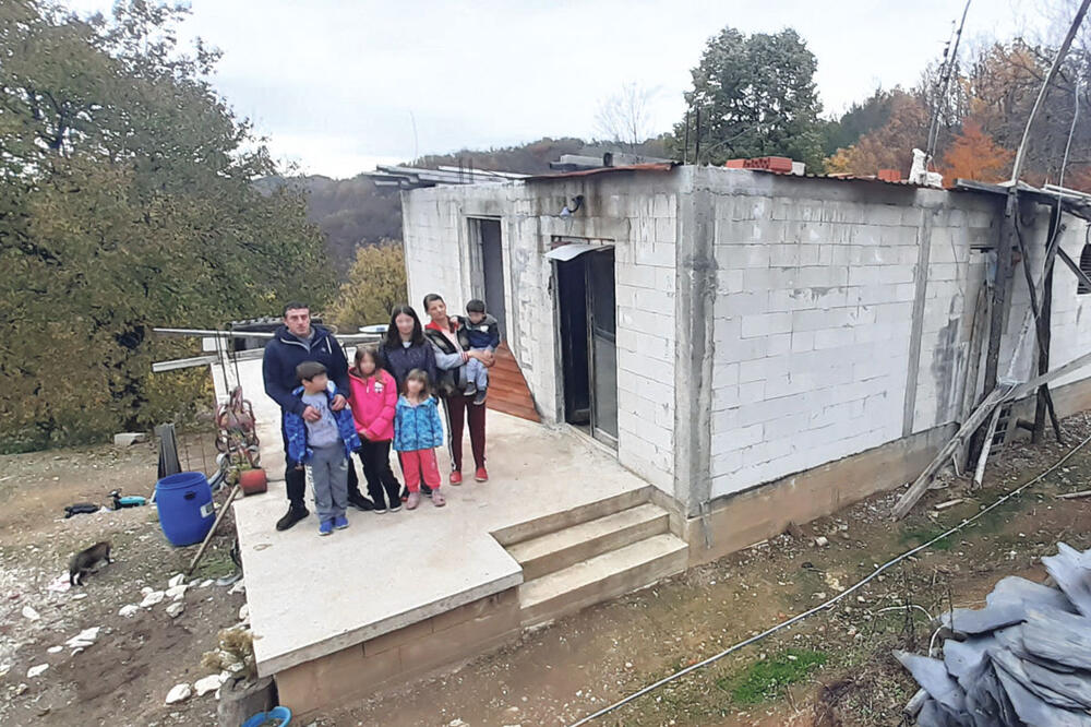 U TRENUTKU IZGUBILI SVE: Marjanovići s petoro dece u požaru ostali bez igde ičega, četiri godine kasnije i dalje sanjaju svoj dom