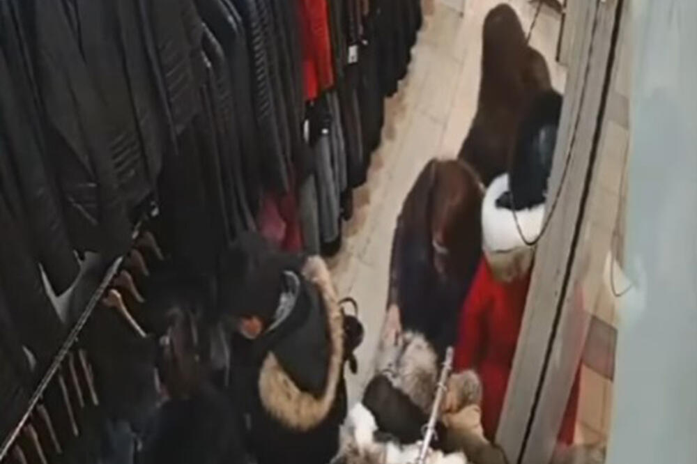 POGLEDAJTE KRAĐU USRED BUTIKA U NOVOM SADU: Pravila se da razgleda jakne, pa OVAKO opljačkala ženu u tržnom centru VIDEO