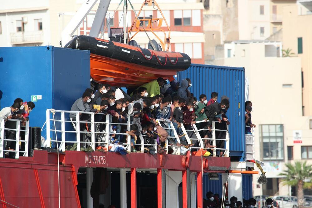VIŠE OD 800 MIGRANATA ISKRCALO SE NA SICILIJI: Nemački humanitarni brod ih spasao iz Sredozemnog mora FOTO
