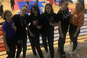 DOMINACIJA KARATE KLUBA ZVEČAN: Osvojili čak deset medalja na prvenstvu Kosova i Metohije