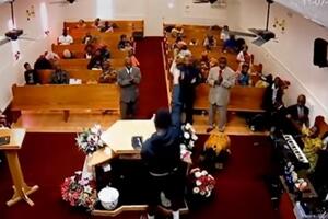 POTEGAO PIŠTOLJ USRED CRKVENE SLUŽBE U TENESIJU: Brzi refleksi pastora sprečili veliku tragediju! VIDEO