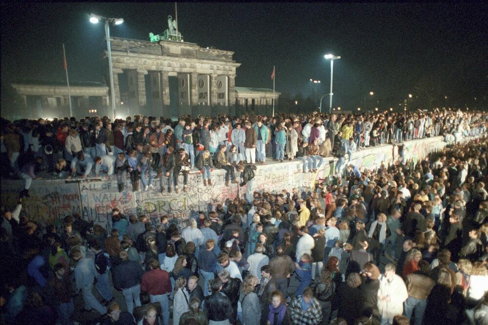 DAN KADA JE PAO BERLINSKI ZID Od podeljenog sveta do početka oslobađanja od komunističke ideologije