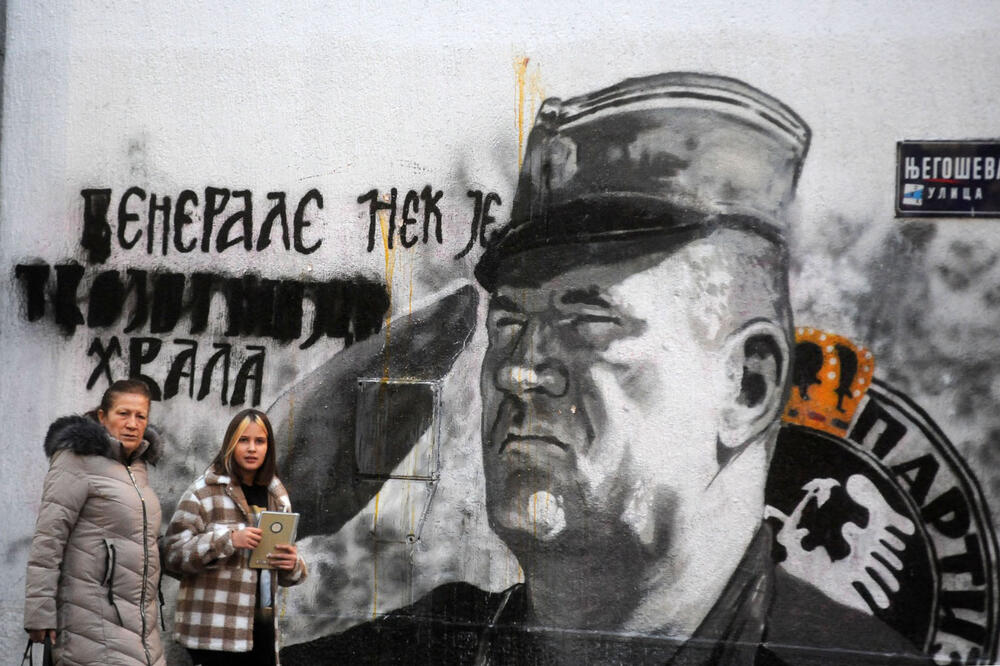 SKUP ŽENA U CRNOM, LGBT, PSG I DRUGIH NVO U CENTRU: Aktivisti krenuli ka muralu Mladića na Vračaru, policija blokirala prilaz