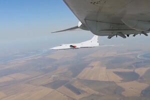 PORUKA, PRETNJA ILI DEMONSTRACIJA SILE PREMA NATO?! Ruski bombarderi TU-22M3 na nebu Belorusije VIDEO
