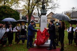 PRINC FILIP OTKRIO SPOMENIK KRALJICE MARIJE U INĐIJI: Moja prabaka u narodu se pamti kao najvoljenija srpska kraljica!