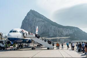 SLUŽBENA PIJANKA? Britanski poslanici krenuli da posete vojnike na Gibraltaru za Dan primirja, iz aviona izašli MRTVI PIJANI