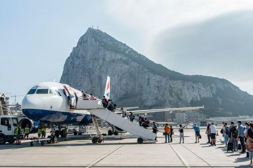 SLUŽBENA PIJANKA? Britanski poslanici krenuli da posete vojnike na Gibraltaru za Dan primirja, iz aviona izašli MRTVI PIJANI