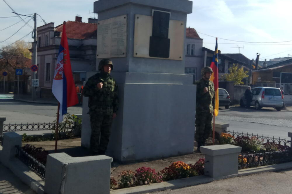 U VRANJU OBELEŽEN DAN PRIMIRJA U PRVOM SVETSKOM RATU: Položeni venci i cveće na Spomenik žrtvama bugarskog okupatora