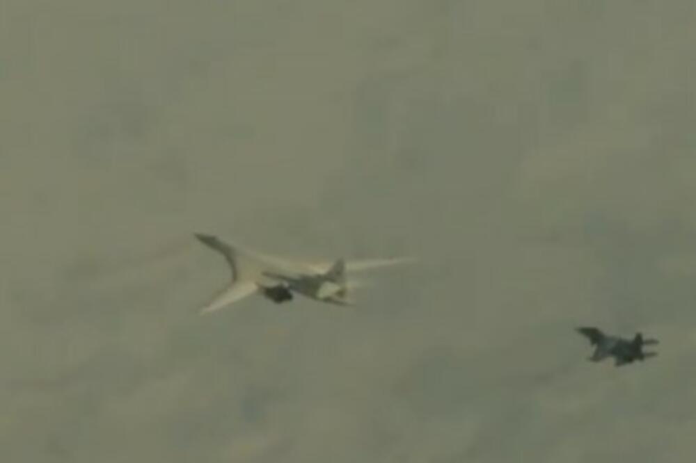 RUSKI TUPOLJEVI UZ LOVCE VIŠE OD 4 SATA PATROLIRALI NEBOM BELORUSIJE: Strateški nosači raketa Tu-160 prešli 3.000 km! VIDEO