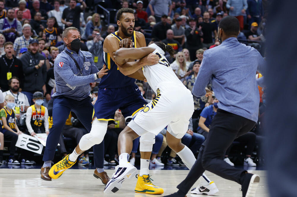 OPET TUČA U NBA! Makljaža na kojoj bi Goberu i Turneru pozavideli i MMA borci: Jedva ih razdvojili! (VIDEO)