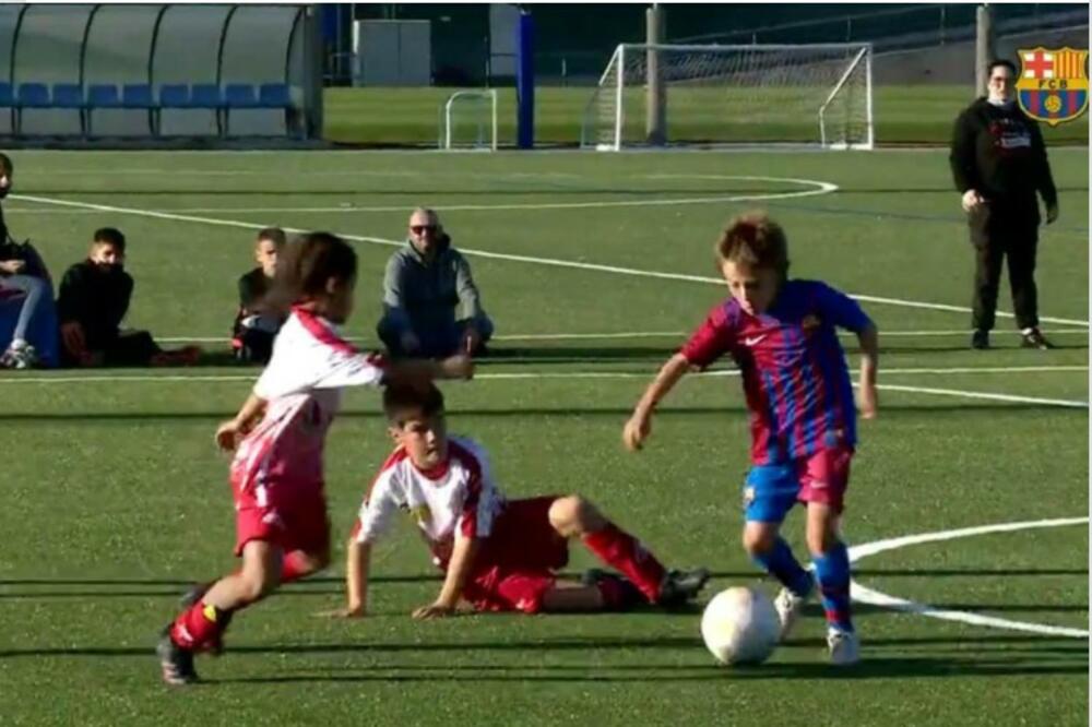 MESI POSLE MESIJA! Dečak od 7 godina u dresu Barselone predriblao pola tima i dao GOL za pobedu VIDEO