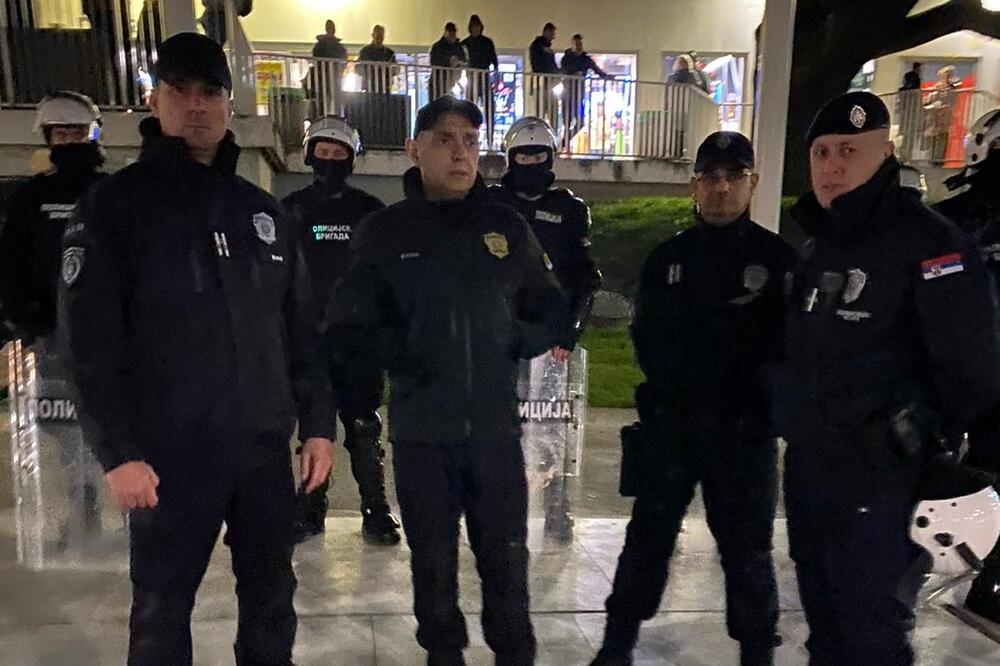 VULIN OBIŠAO POLICAJCE NA CVETNOM TRGU: Ministar se uverio da je situacija na protestu u centru Beograda pod kontrolom (FOTO)
