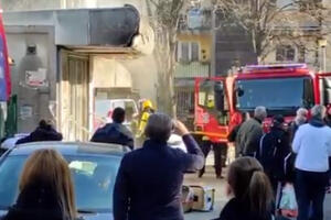 POŽAR U BEOGRADSKOJ MESARI NA KARABURMI: Kulja dim iz objekta, građani se okupili ispred (FOTO)