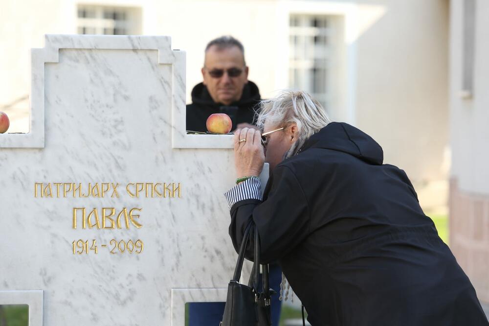 DAN UOČI GODIŠNJICE SMRTI PATRIJARHA PAVLA: Građani se okupljaju oko njegovog groba u Rakovici (FOTO)