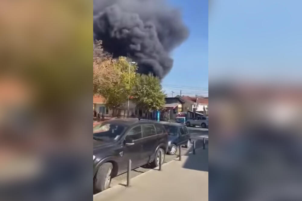 ODJEKUJU DETONACIJE U VRANJU, GUSTI CRNI DIM VIJE SE U NEBO: Izbio požar u centru grada, vidi se i otvoren plamen (VIDEO)