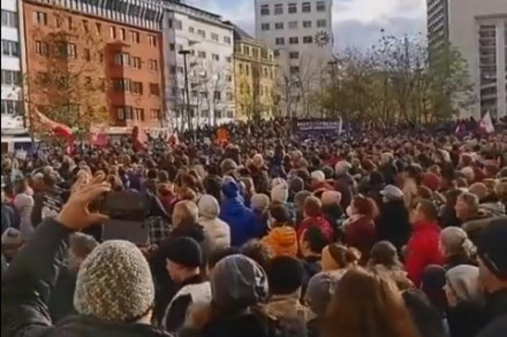 NE OBAVEZNOJ VAKCINACIJI: Austrijanci protestvuju zbog novih odluka vlade o karantinu za nevakcinisane! VIDEO