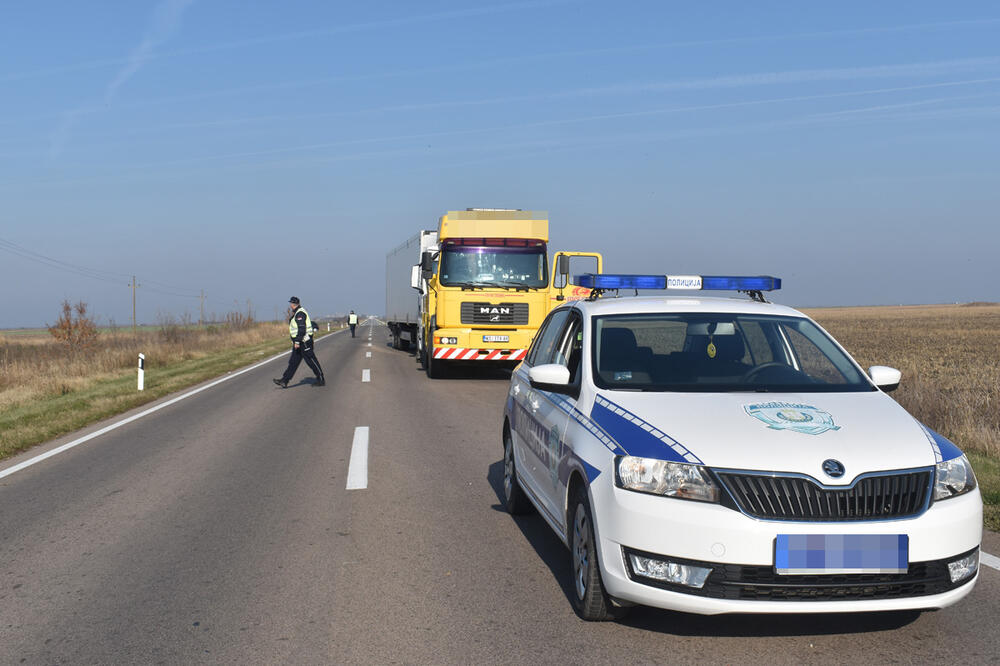 BAHATI VOZAČ IZAZVAO KARAMBOL NEDALEKO OD KIKINDE: Preticao po magli, pa završio u njivi (FOTO)