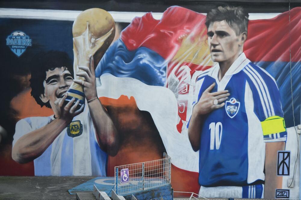 U SURDULICI SU VEROVALI U PIKSIJA: Na stadionu Radnika osvanuo mural posvećen Draganu Stojkoviću, pored je Maradona sa peharom