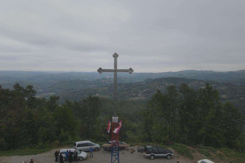 MEŠTANI SELA KOD OSEČINE NA BRDU IZNAD KUĆA PODIGLI KRST Nisu mogli u hram zbog korone, a sada mogu da se pomole gde god žele FOTO