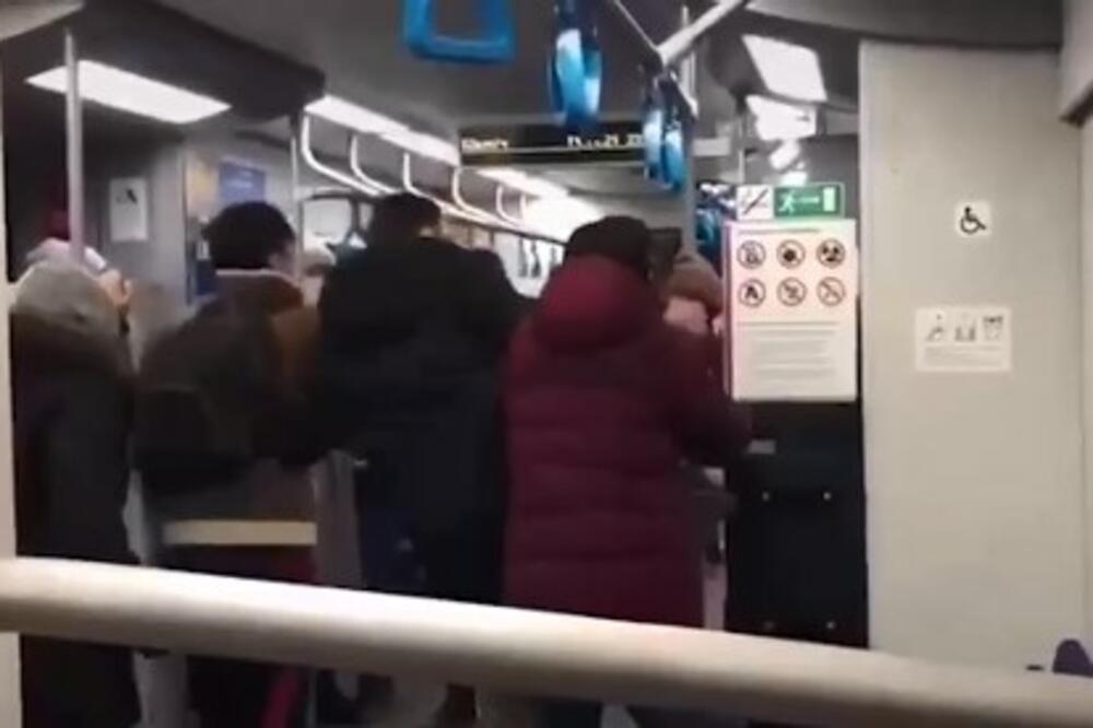 NOVA MAKLJAŽA U RUSKOM METROU: Grupa turista u Moskvi bila nepristojna prema dami, drugi putnici to nisu trpeli! VIDEO
