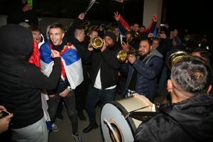 TRUBE GRMELE ZA ORLOVE! Pogledajte kako su fudbaleri Srbije dočekani na aerodromu u Beogradu (KURIR TV)