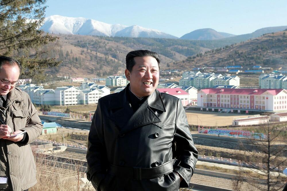 KIMOVA SOCIJALISTIČKA UTOPIJA: Lider Severne Koreje posetio novoizgrađeni grad nakon što je bio odsutan više od mesec dana FOTO