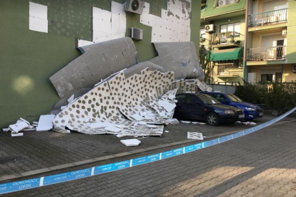 DRŽI VODU DOK MAJSTORI ODU: Otpala fasada na novogradnji u Novom Sadu, delovi pali i oštetili parkirana vozila