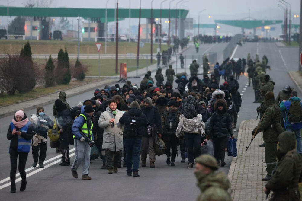 MIGRANTI SE POVLAČE SA BELORUSKO-POLJSKE GRANICE: Iz Minska tvrde da su im obezbedili privremeni smeštaj
