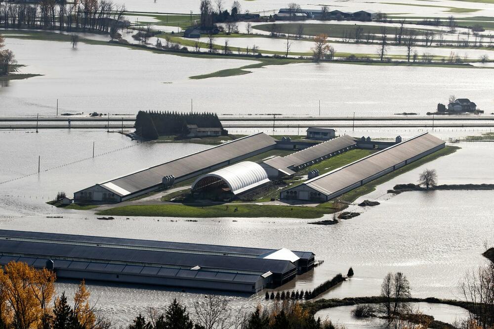 NAJGORA OLUJA U POSLEDNJIH 100 GODINA: Hiljade ugroženih posle katastrofalnih poplava u Kanadi, helikopterima dostavljaju pomoć