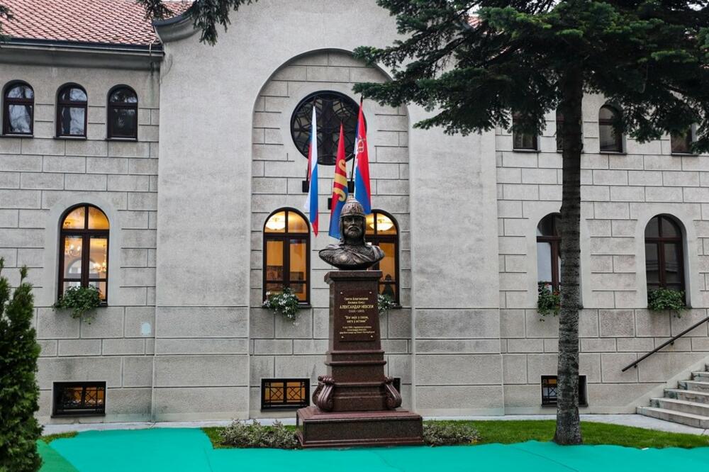 SVEČANOST U PORTI CRKVE ALEKSANDRA NEVSKOG U CENTRU BEOGRADA: Otkrivena bista ruskog kneza i vojskovođe Aleksandra Nevskog (FOTO)