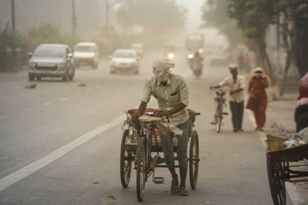 HOĆE LI PREMIJER DA MI HRANI DECU? Vozači rikši u Nju Delhiju moraju da rade uprkos rekordnom zagađenju! VIDEO