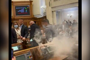 VATRENO GLASANJE U UKRAJINSKOM PARLAMENTU: Sednica prekinuta zbog pojave dima u sali! VIDEO