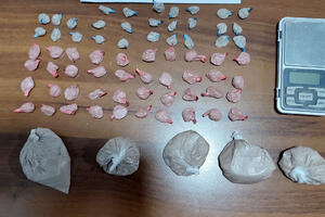 HAPŠENJE KOD OBRENOVCA: Policija u stanu mladića (22) pronašla 72 paketića sa narkoticima