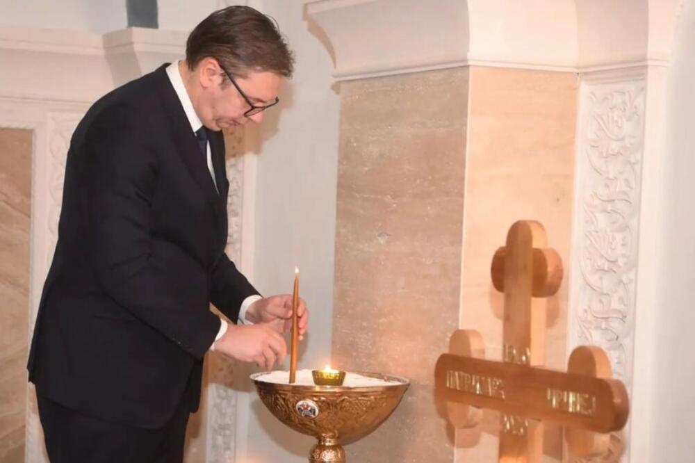 PROŠLO JE GODINU DANA OD SMRTI NJEGOVE SVETOSTI: Predsednik Srbije upalio sveću za dušu patrijarha Irineja (FOTO)