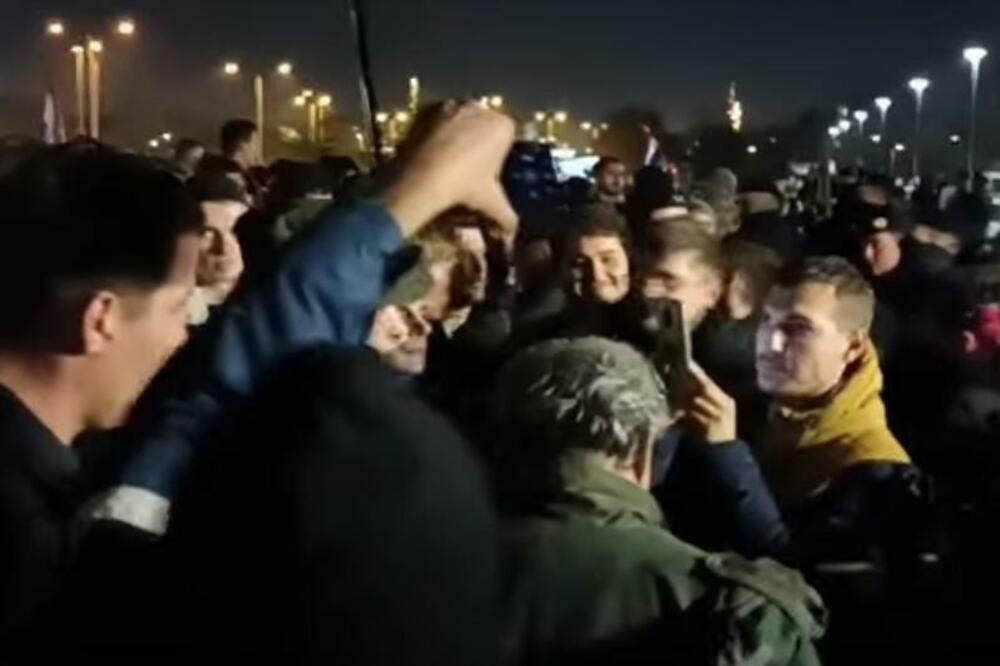 HAOS NA PROTESTU U ZAGREBU, DEMONSTRANTI HOĆE U HRT! Interventna sprečila da uđu u zgradu televizije VIDEO