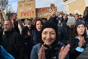 PROTESTI U BEČU, 40.000 LJUDI IZAŠLO NA ULICE: Nezadovoljni zbog lokdauna i obavezne vakcinacije FOTO