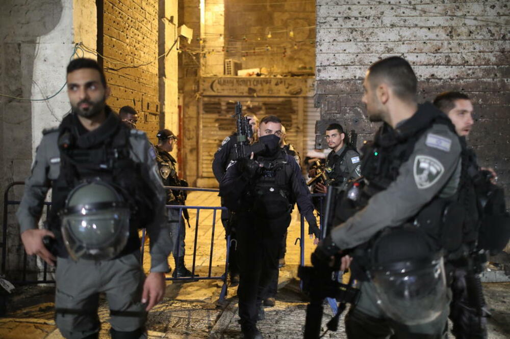 RAFALI ODJEKIVALI JERUSALIMOM Napadač ubio jednu i ranio 3 osobe VIDEO
