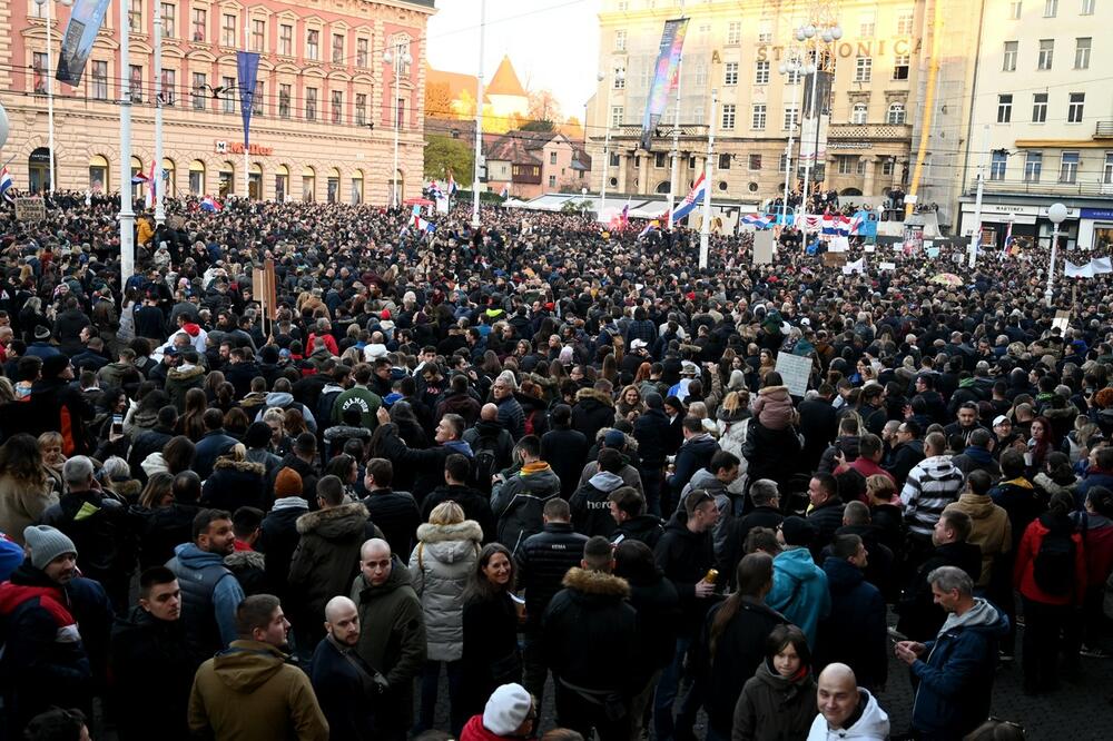PROTESTI ZBOG KORONA MERA U ZAGREBU Demonstranti se okupili ispred zgrade Hrvatskog instituta za javno zdravlje