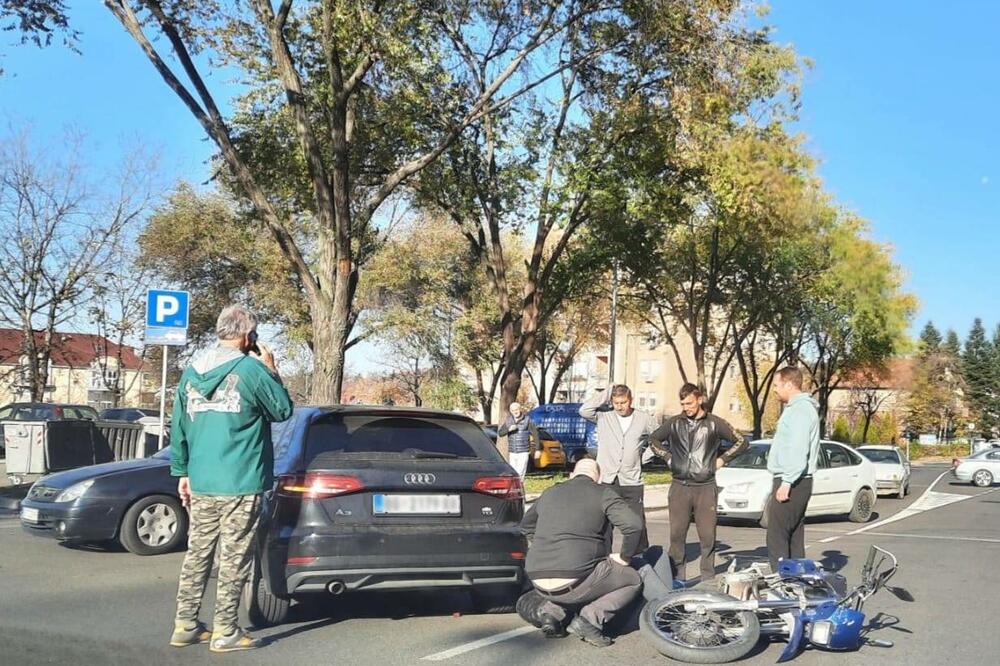 UDES NA ČUKARICI: Povređen motociklista, prolaznici mu ukazuju pomoć FOTO