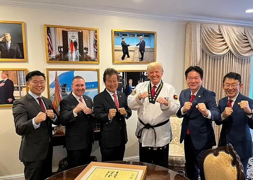 Odmah je obukao kimono i spreman je za borbu Donald Tramp, bivši predsednik SAD sa gostima