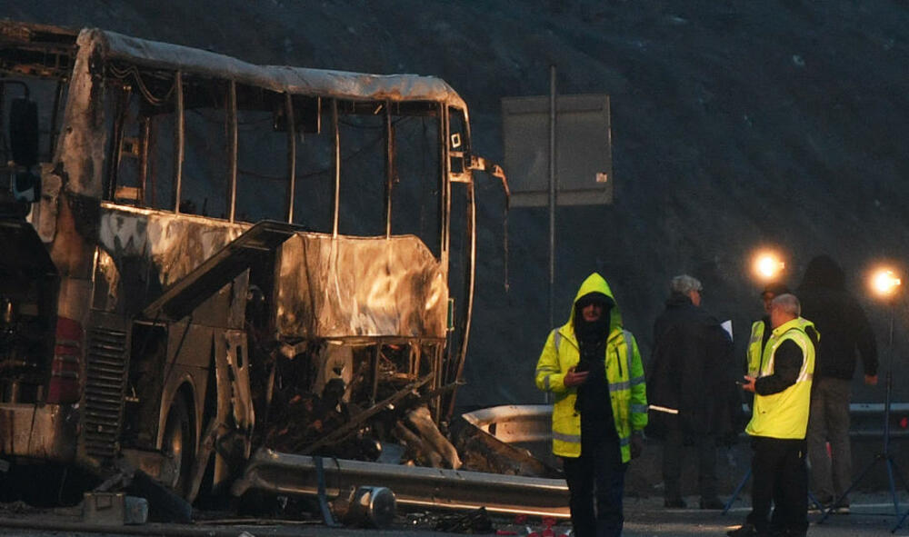 Olupina autobusa smrti Istražitelji ispituju ostatke, tražeći uzrok nesreće